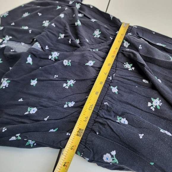 Old Navy Jumpsuit Woman’s Black White Floral Short Sleeve Viscose Sz S - Picture 13 of 16